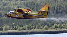 Speciální hasičská letadla Canadair CL-415 nabírají vodu z jezera Milada