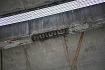 Z dálničního mostu v Koštově odpadávají menší kusy betonu