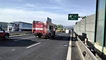 Nehoda nákladního vozu a dodávky na dálnici D8 u Knínic. Květen 2022.