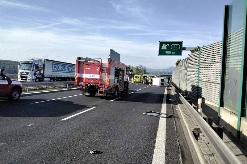 Nehoda nákladního vozu a dodávky na dálnici D8 u Knínic