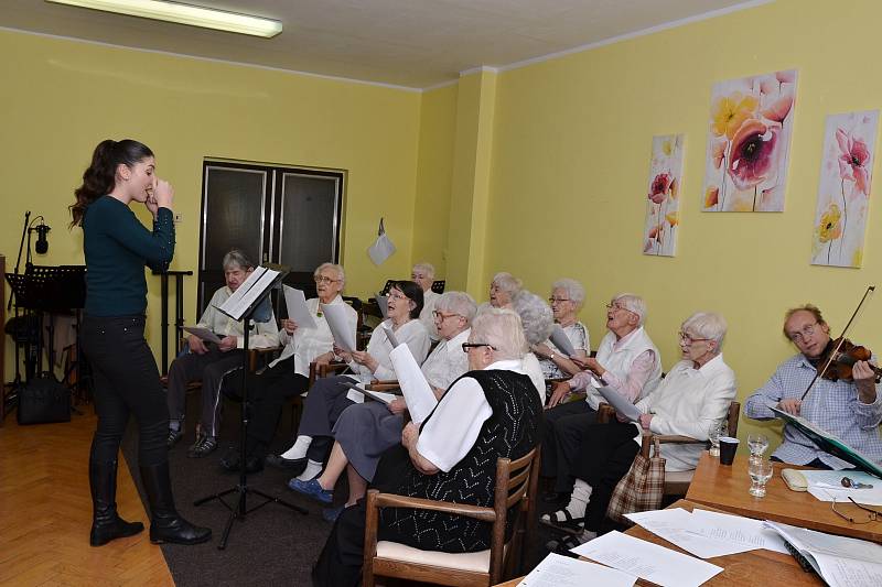 Pěvecký sbor seniorů z Krásného Března si zazpíval s Karlem Poláčkem a kamarády