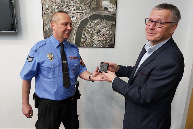 Ústečtí strážníci dostali nové osobní kamery