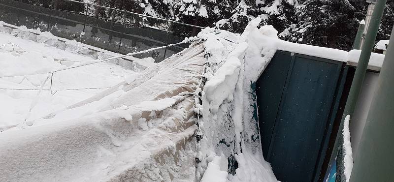 Nafukovací tenisová hala ve Velkém Březně nevydržela tíhu sněhu a propadla se