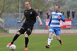 Ústečtí fotbalisté (pruhovaní) doma porazili Žižkov 3:1.