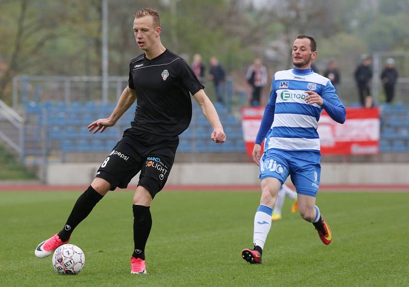 Ústečtí fotbalisté (pruhovaní) doma porazili Žižkov 3:1.