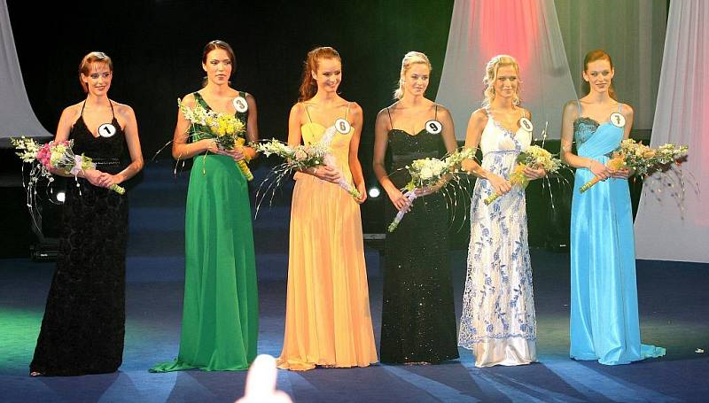 Těchto šest slečen jde ze soutěže v  Ústí do semifinále České Miss 2012.