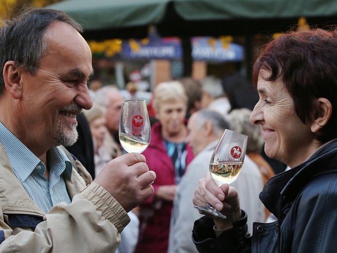 Oslava svatomartinských vín na Lidickém náměstí.