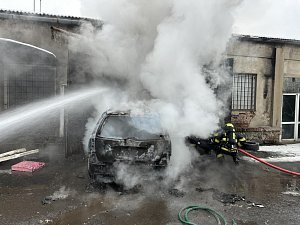 Požár garáže a auta v ústecké Jateční ulici.