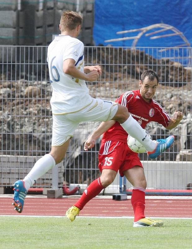 Fotbalisté Ústí (bílí) doma porazili Třinec 3:1.