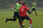 Fotbalisté Junioru Děčín (červené dresy) doma porazili Svádov 3:1.