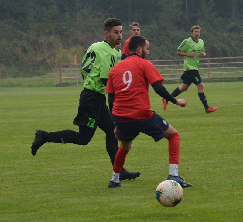 Fotbalisté Junioru Děčín (červené dresy) doma porazili Svádov 3:1.