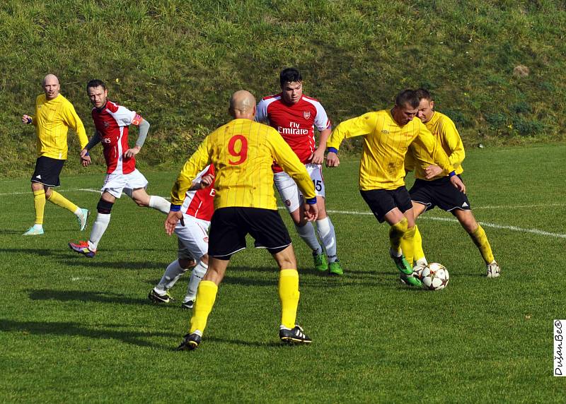 Fotbalisté Brné (žlutí) doma rozstříleli Šluknov 7:0.