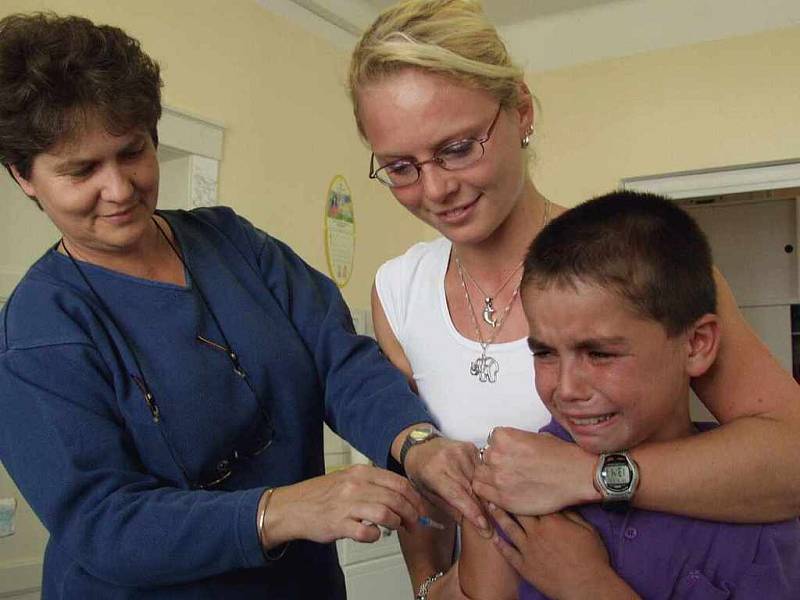 Očkovali se jak vojáci, tak děti a senioři, kteří patřili do nejohroženější skupiny lidí.