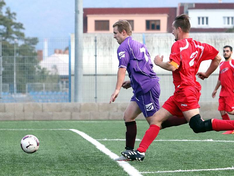 Fotbalisté Telnice (ve fialovém) zvítězili na hřišti Skorotic 3:0.