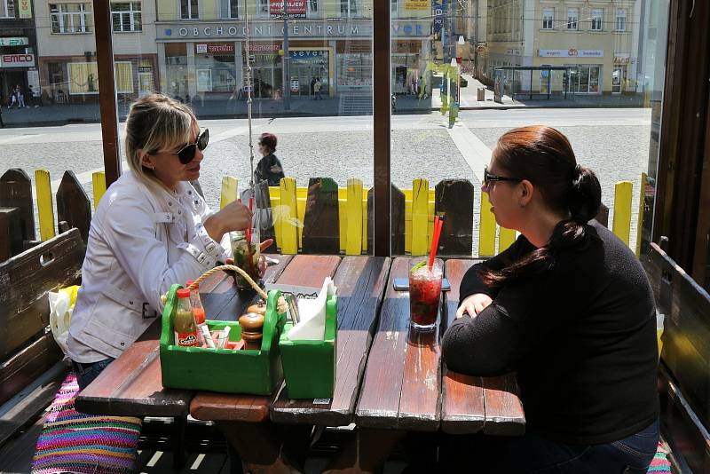 Předzahrádky ústeckých restaurací pomalu ale jistě ožívají a opět vítají své zákazníky.