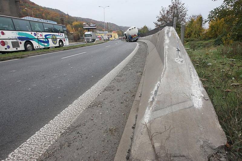 Řidič kamionu se v Žižkově ulici údajně lekl a strhl řízení.