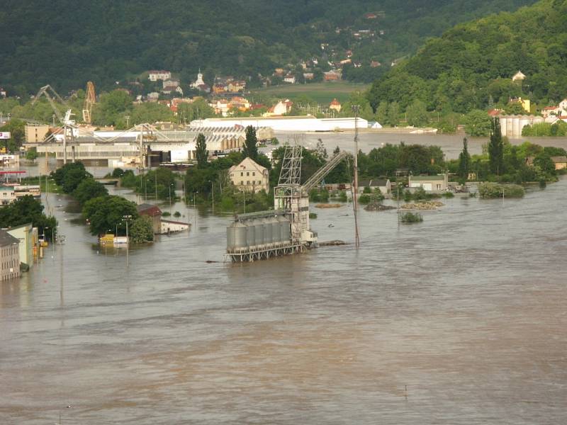 Voda v centru Ústí nad Labem, středeční podvečer.