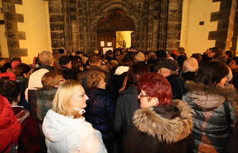 Ústečané se připojili k akci Česko zpívá koledy. Kostel Nanebevzetí Panny Marie zaplnili do posledního místa.