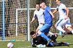 Zápas 16. kola 1. b třídy mezi Chuderovem (v modrém) a Chlumcem