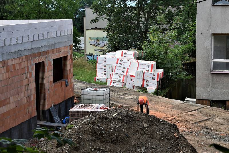 V areálu bývalé školy zatím probíhají jen menší stavební práce.