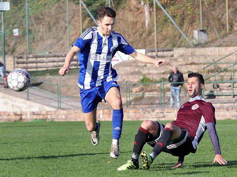 Fotbalisté Neštěmic (v tmavém) porazili ve šlágru 9. kola I. A třídy Roudnici 3:0.