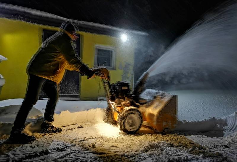 Odklízení sněhu v Tisé na Ústecku, středa 9. ledna