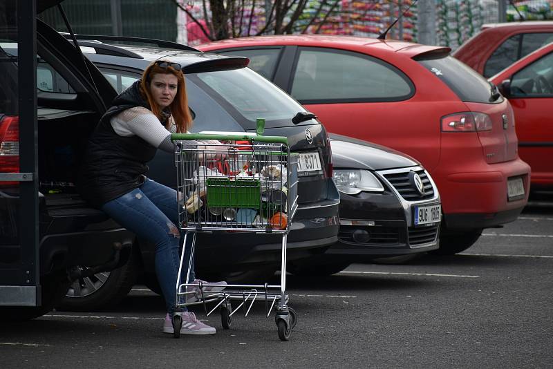 První dubnový den vyrazili lidé z Ústí nad Labem v hojném počtu za nákupy. Důvodem byl páteční a pondělní svátek, kdy budou zavřené veškeré obchody. Žádané byly potraviny a potřeby pro zahrádkáře a kutily.