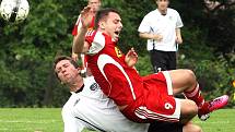 Fotbalisté Neštěmic (červení) doma remizovali v derby s Mojžířem 1:1.