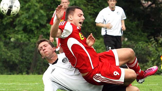 Fotbalisté Neštěmic (červení) doma remizovali v derby s Mojžířem 1:1.