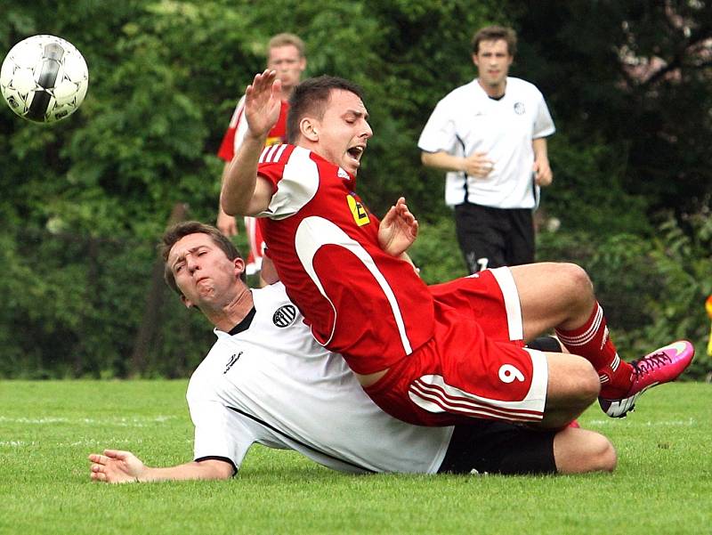 Fotbalisté Neštěmic (červení) doma remizovali v derby s Mojžířem 1:1.
