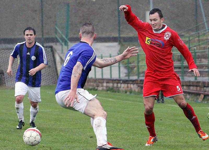 Fotbalisté Neštěmic (červení) doma porazili Bílinu 3:2 po penaltách.