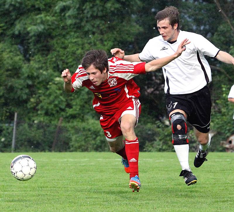 Fotbalisté Neštěmic (červení) doma remizovali v derby s Mojžířem 1:1.