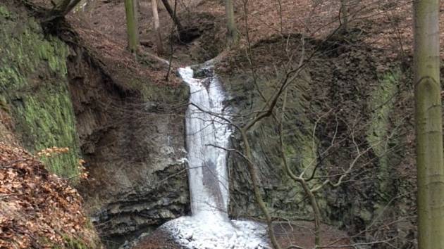 Zima zahalila Budovský vodopád do ledu.