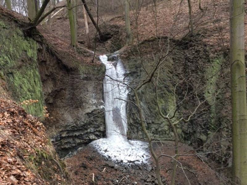 Zima zahalila Budovský vodopád do ledu.