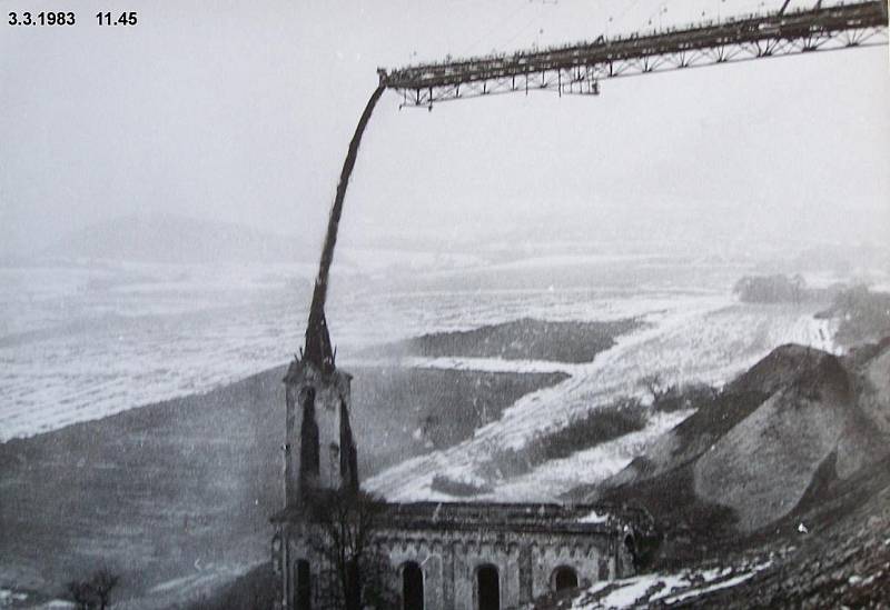 Kostel Všech svatých v Radovesicích, který musel být zbourán kvůli těžbě uhlí. 