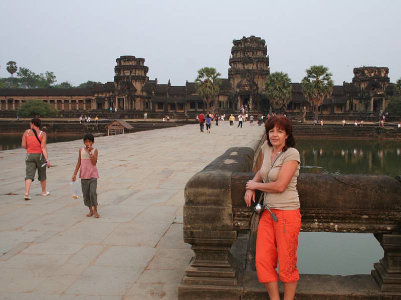 Květuše Müllerová z Teplic před chrámovým komplexem Angkor Wat v Kambodži.