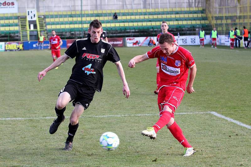 Ústečtí fotbalisté (červení) zvítězili na půdě HFK Olomouc 3:1.