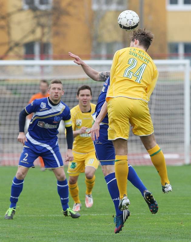 Fotbalisté Ústí (modří) doma prohráli se Sokolovem 1:2. 