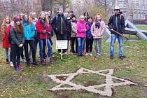 Cibulky žlutých krokusů vysadili školáci ZŠ Elišky Krásnohorské z Ústí nad Labem u památníku obětem holocaustu v ústeckých Městských sadech.