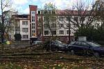 Strom spadl na auto v Palachově ulici v Ústí.