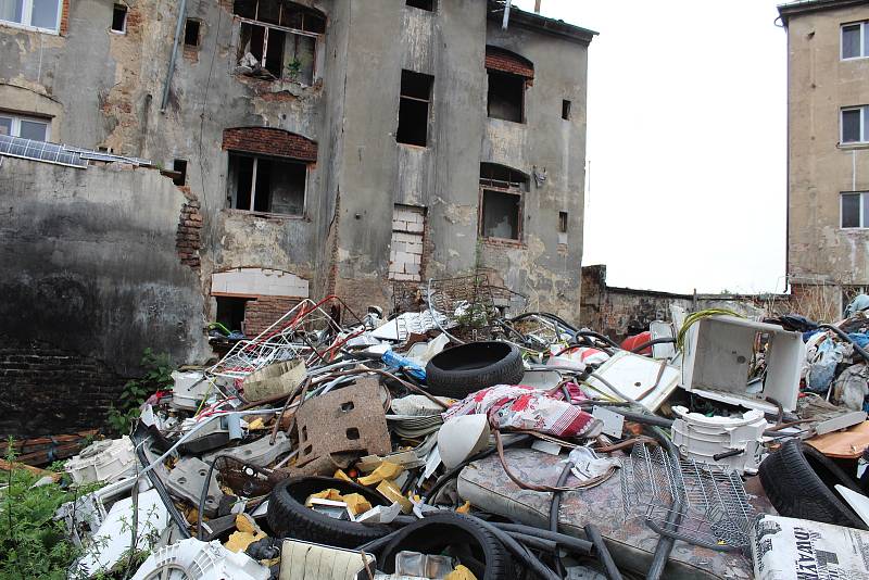 V ústeckých Předlicích jsou místa, která jsou velmi problémová. Obrovský nepořádek a potíže jsou například ve Sklářské ulici. V jednom z vnitrobloků je velká skládka.