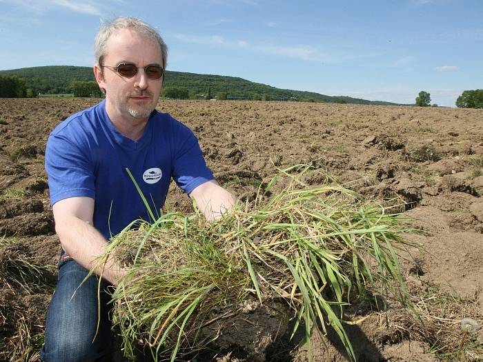 Marian Páleník, ředitel společnosti Přátelé přírody, ukazuje rozoranou půdu na místě ve Žďárku, kde chce firma CPI vybudovat obří logistické centrum.