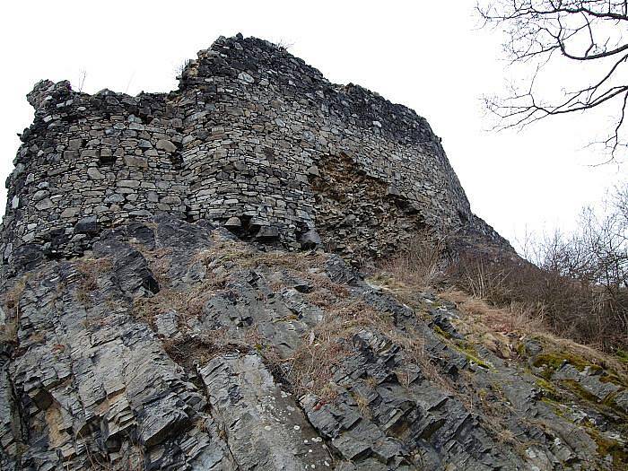 Zřícenina hradu Blansko stojí asi šest kilometrů severovýchodně od Ústí.