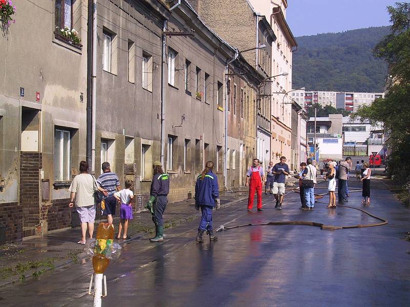 V pondělí 19. srpna 2002 se obyvatelé Krásného Března postupně začali vracet domů. Na snímku jsou vidět jejich byty - jde o ulici Křižíkova v ústeckém Krásném Březně.