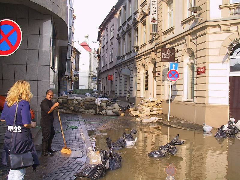 Labe zaplavilo Ústí - snímky ze soboty 17. srpna 2002 ukazují stav v centru města, na hlavním tahu z Ústí do Děčína a v Krásném Březně.