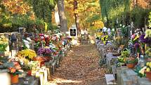 Hřbitovy zřejmě i o letošním Svátku zesnulých budou praskat ve švech. Ilustrační foto.