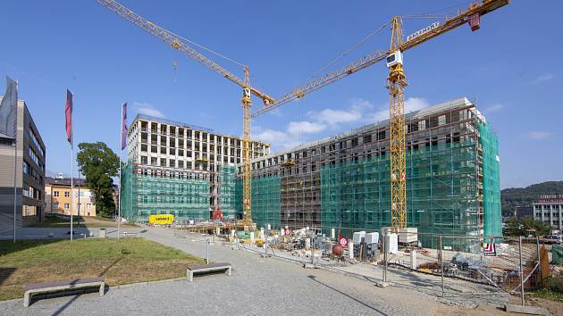 Obří budova Centra přírodovědných a technických oborů roste v srdci univerzitního kampusu v Ústí nad Labem. Pojme až 1 500 studentů a vědců.