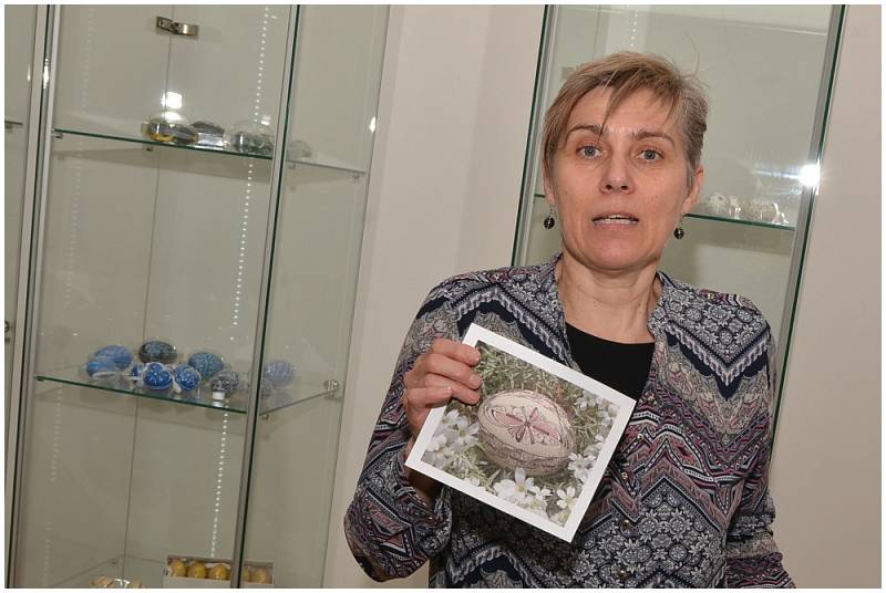 Na výstavě  kraslic v muzeu vyučovala Mistryně lidové umělecké tvorby Olga Pětníková (na snímku)