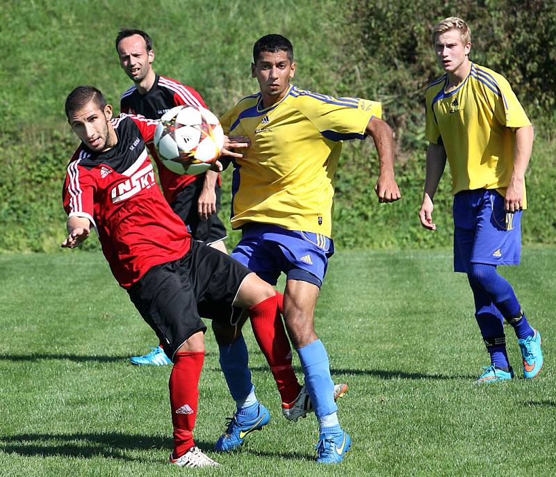 Fotbalisté Brné (červení) doma porazili Lovosice B 3:1.