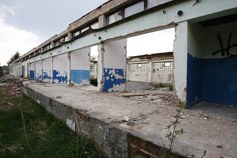 Budovy v areálu bývalého koupaliště u Habrovického rybníku, pomalu chátrají. 